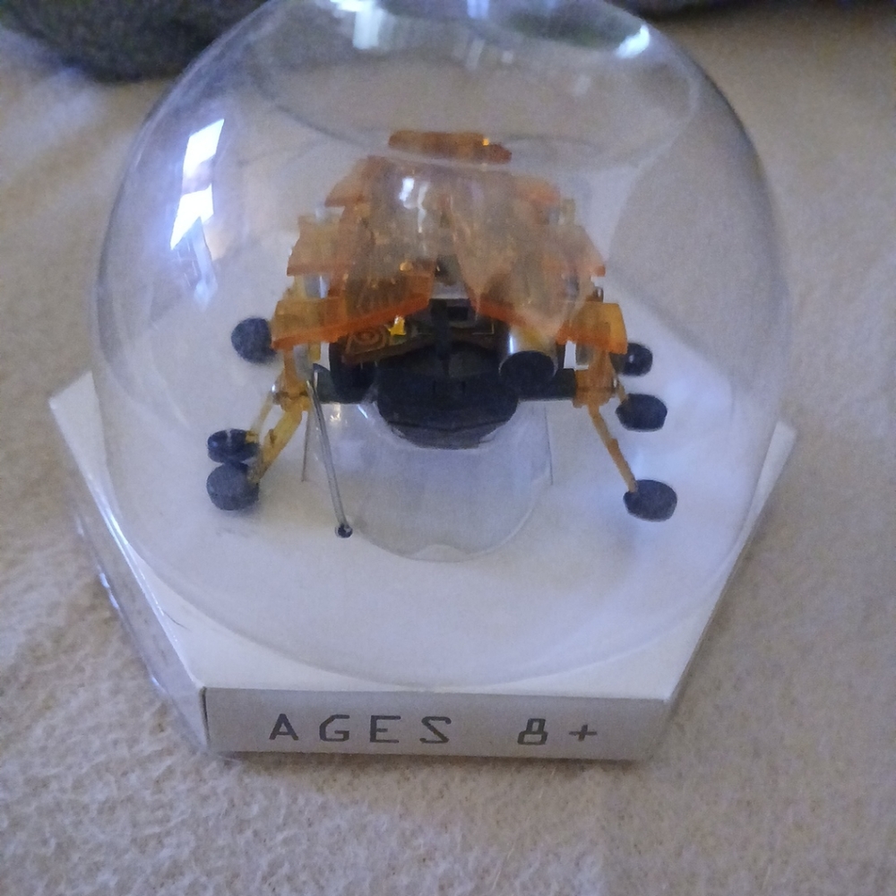 Hexbug Alpha Micro Robotic Creature - Picture 3 of 16